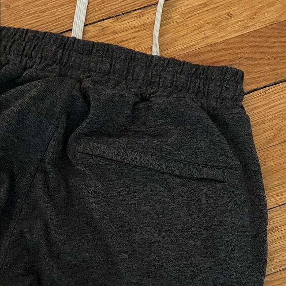 Vuori Men’s Small Charcoal Jogger Pants - Picture 5 of 6